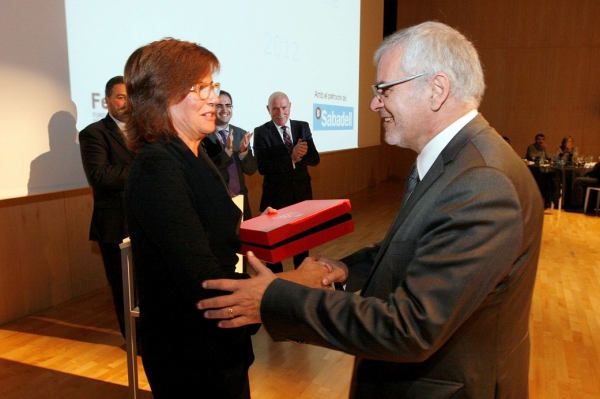 La Sra. Lurdes Baulenas, presidenta del Consell, lliurant  la placa  al Sr. Joan Rovira